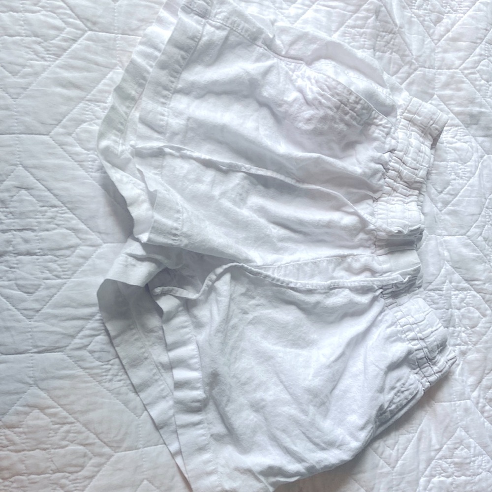 Old Navy casual shorts (white) Size small